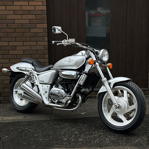 写真：ホンダマグナ250