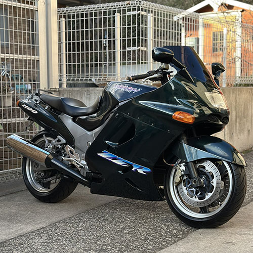 写真：カワサキZZR1100